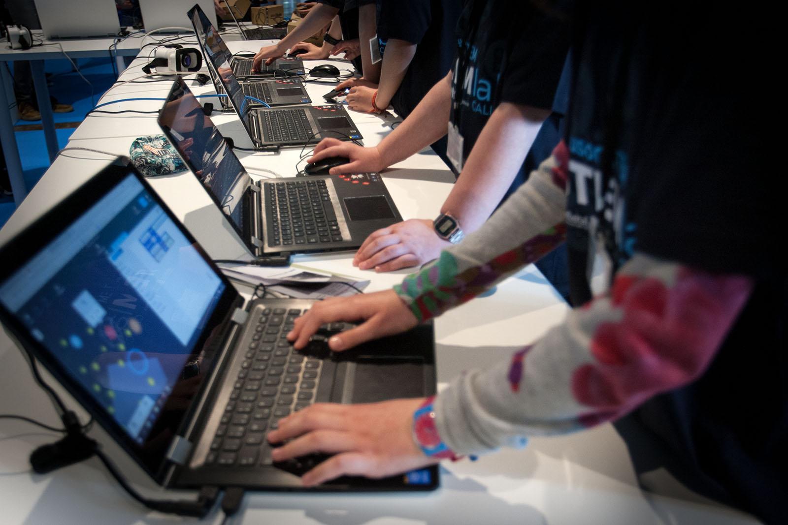  Un grupo de 30 escolares, acompañados de padres y madres, aprenderán mañana a programar videojuegos de naves espaciales en el IV Scratch Day