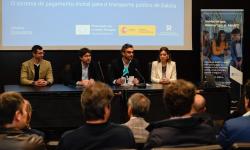 O conselleiro de Presidencia, Xustiza e Deportes, Diego Calvo, acompañado pola directora xeral de Mobilidade, Judit Fontela, e o director da Axencia para a Modernización Tecnolóxica de Galicia (Amtega), Damián Rey, informou hoxe en Arteixo dos avances na implantación da Plataforma Galega de Mobilidade 4.0 MoBT, activa xa en case o 50% dos desprazamentos interurbanos de toda a comunidade e que se prevé que ao finais deste ano estea no 100%.  Así, a solución, financiada con fondos europeos do Mecanismo de Rec